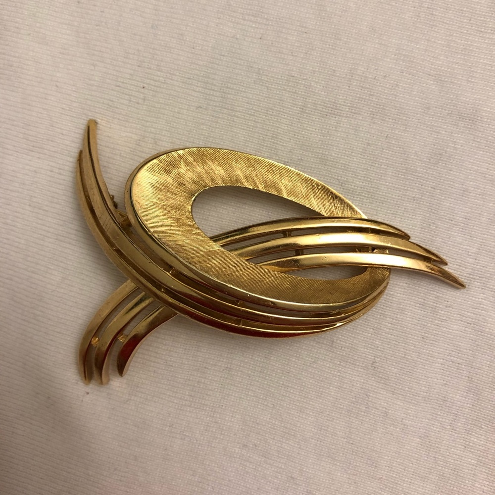 Trifari Vintage Gold brooch
